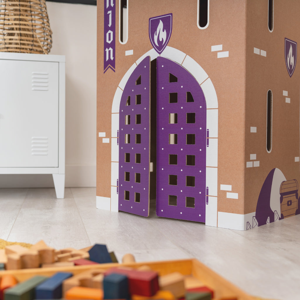 Jouet cabane en carton pour enfant pliable et ludique fabriquée en France (thème Château fort).