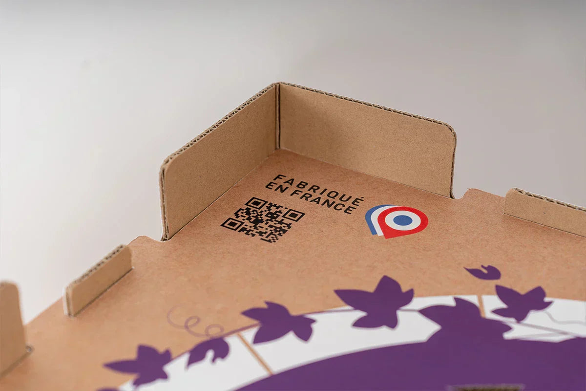 Gros plan sur les finitions d'un jouet en carton double cannelure avec le logo fabriqué en France.