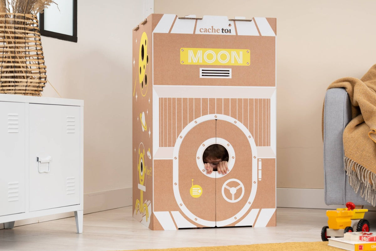 Cabane enfant MOON portes fermées dans laquelle un enfant est caché