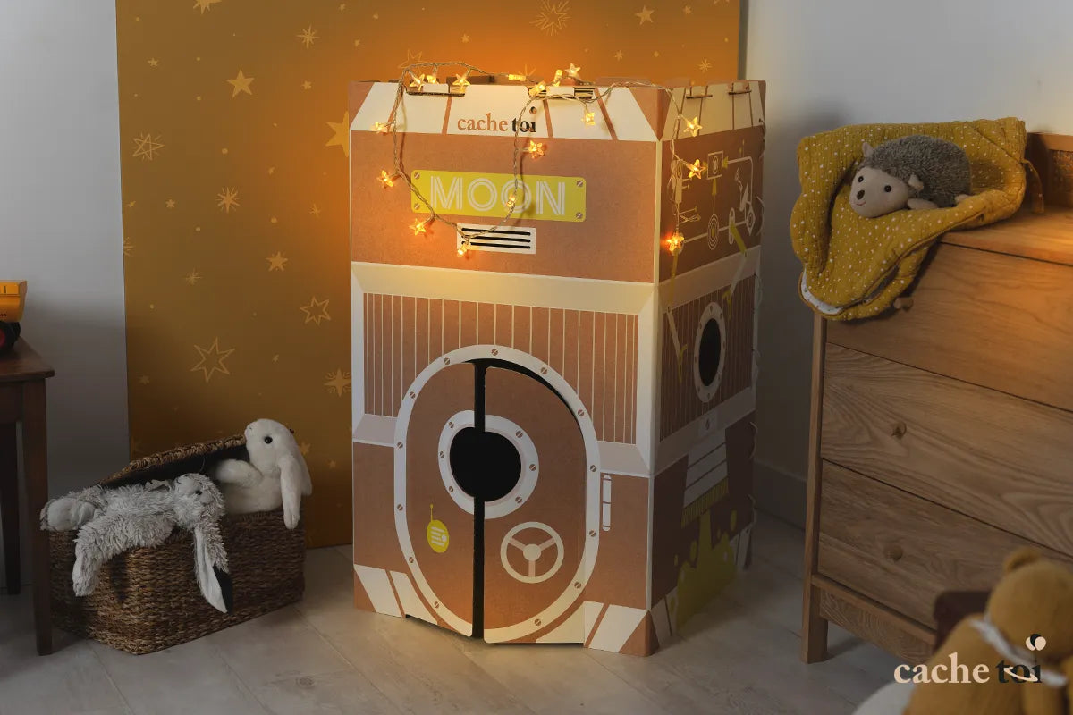 Cabane enfant en carton Moon illuminée de l'intérieur créant un espace cocon chaleureux.