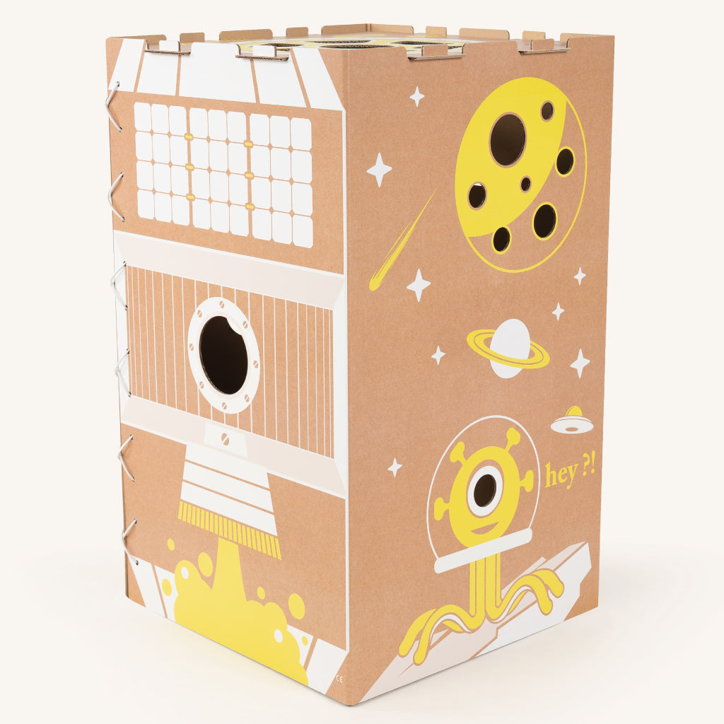 Vue de dos de la cabane fusée en carton pour enfant Moon cache-toi, avec illustrations d'un extraterrestre et de planètes.