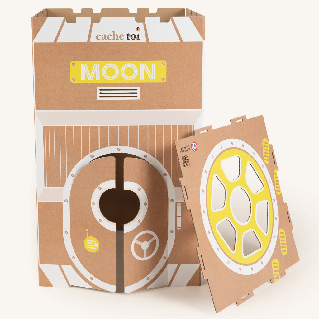 Vue de face de la cabane spatiale en carton pliable Moon cache-toi avec son hublot et son panneau de contrôle jaune.