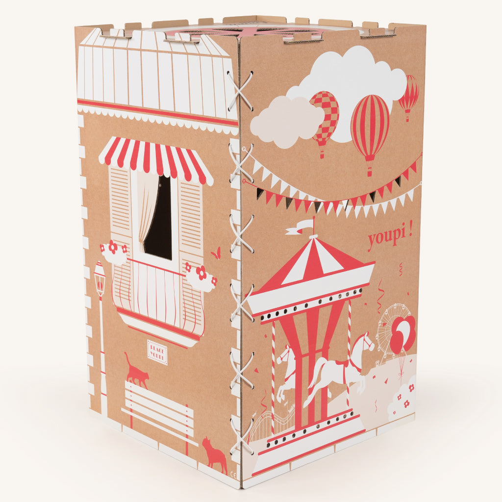 Vue de dos de la maisonnette en carton pour enfant Home cache-toi, avec illustrations de carrousel rouge et montgolfières.