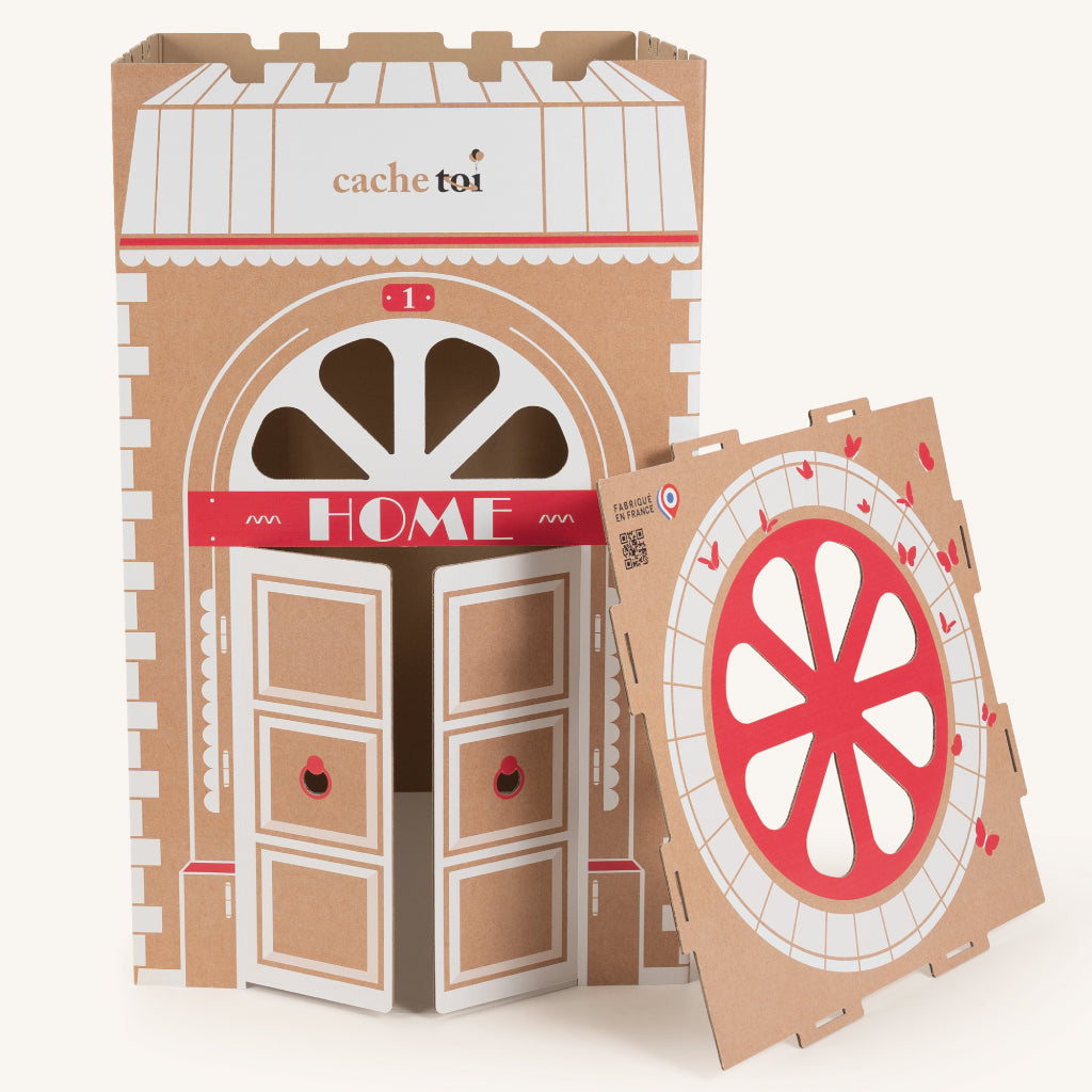 Vue de face de la maison en carton pliable Home cache-toi avec sa double porte et son graphisme rouge.