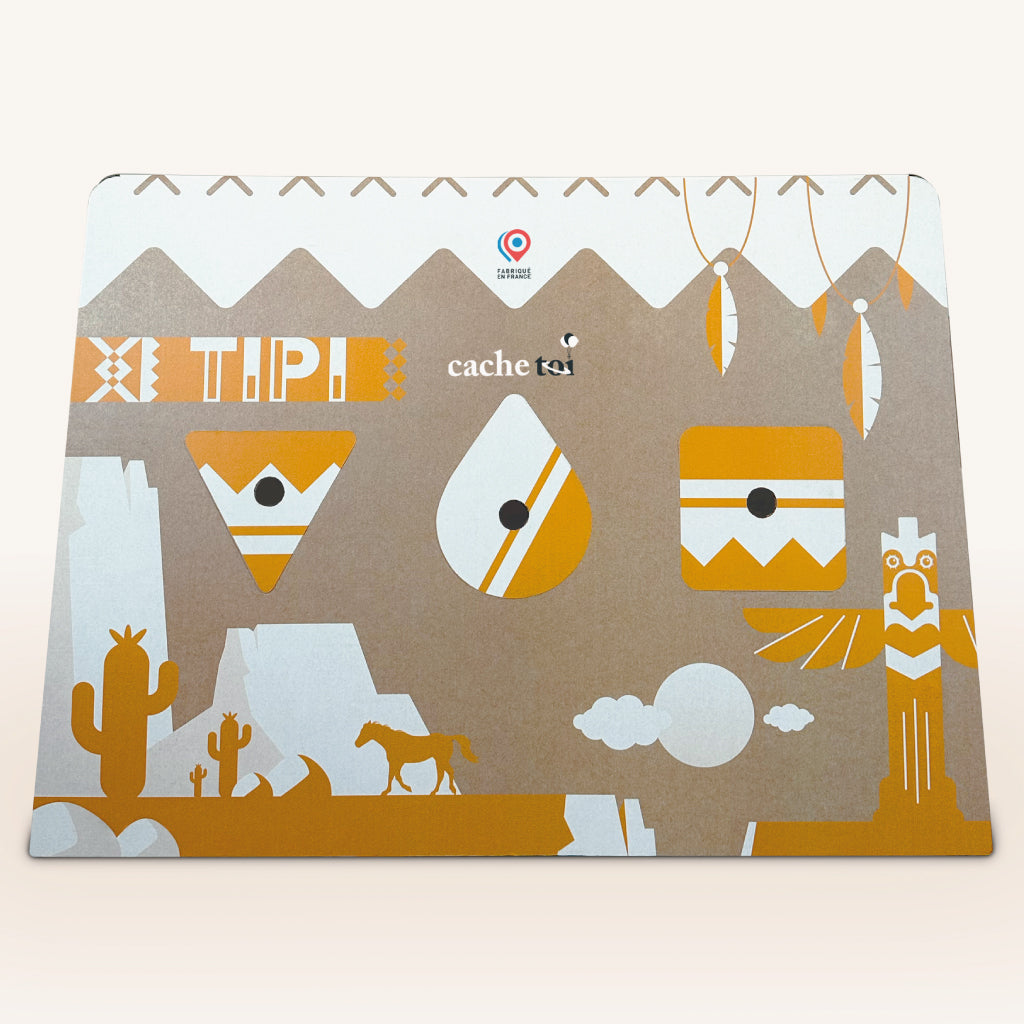 Vue de face du tipi en carton pour enfant cache-toi, illustré avec un décor far west, totem et cactus.