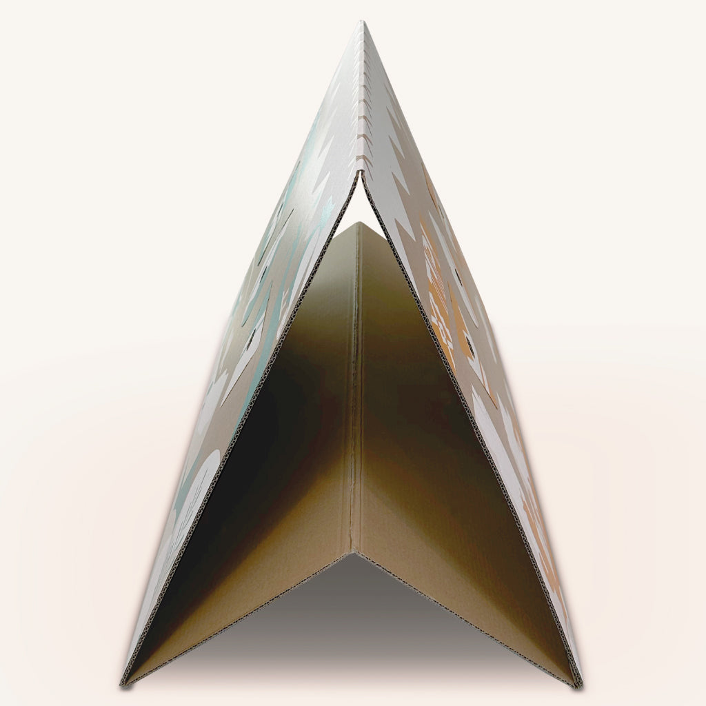 Vue de profil du tipi en carton réversible cache-toi, montrant sa face bleue décorée d'un côté et sa face jaune Far West de l'autre.