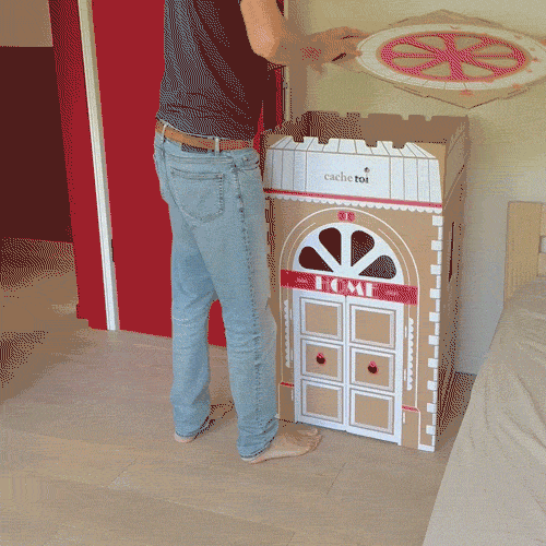 Rangement facile de la cabane en carton pliable cache-toi modèle Home derrière une porte.