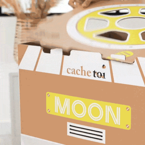 Démonstration du pliage extra-plat et facile de la cabane spatiale en carton cache-toi.