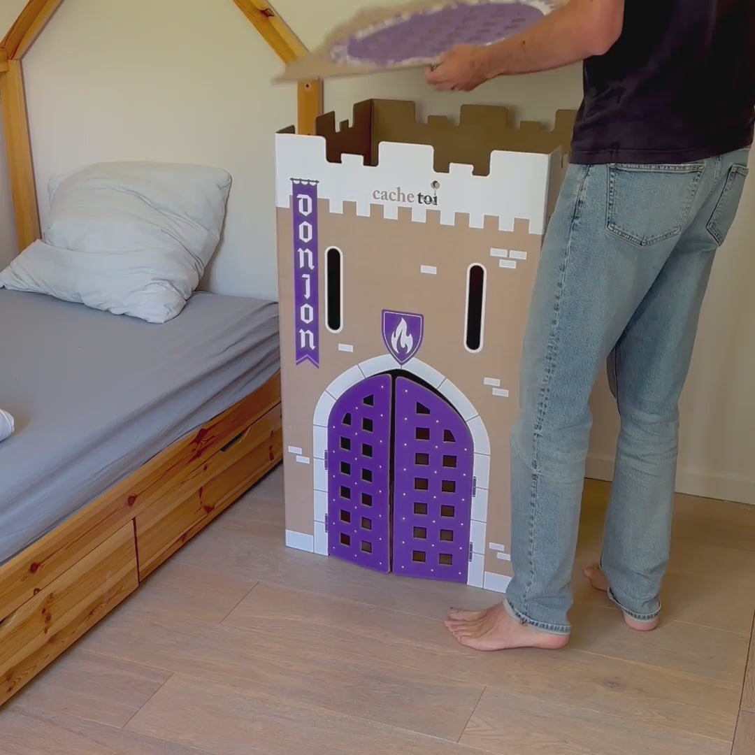 Pliage de la cabane en carton Donjon cache-toi et rangement extra-plat sous un lit pour un gain de place immédiat.