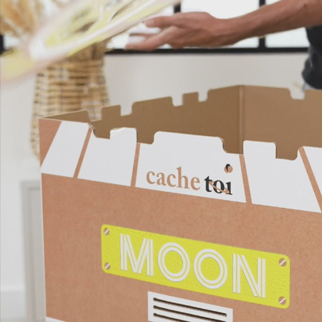 Démonstration du pliage extra-plat et facile de la cabane spatiale en carton cache-toi.