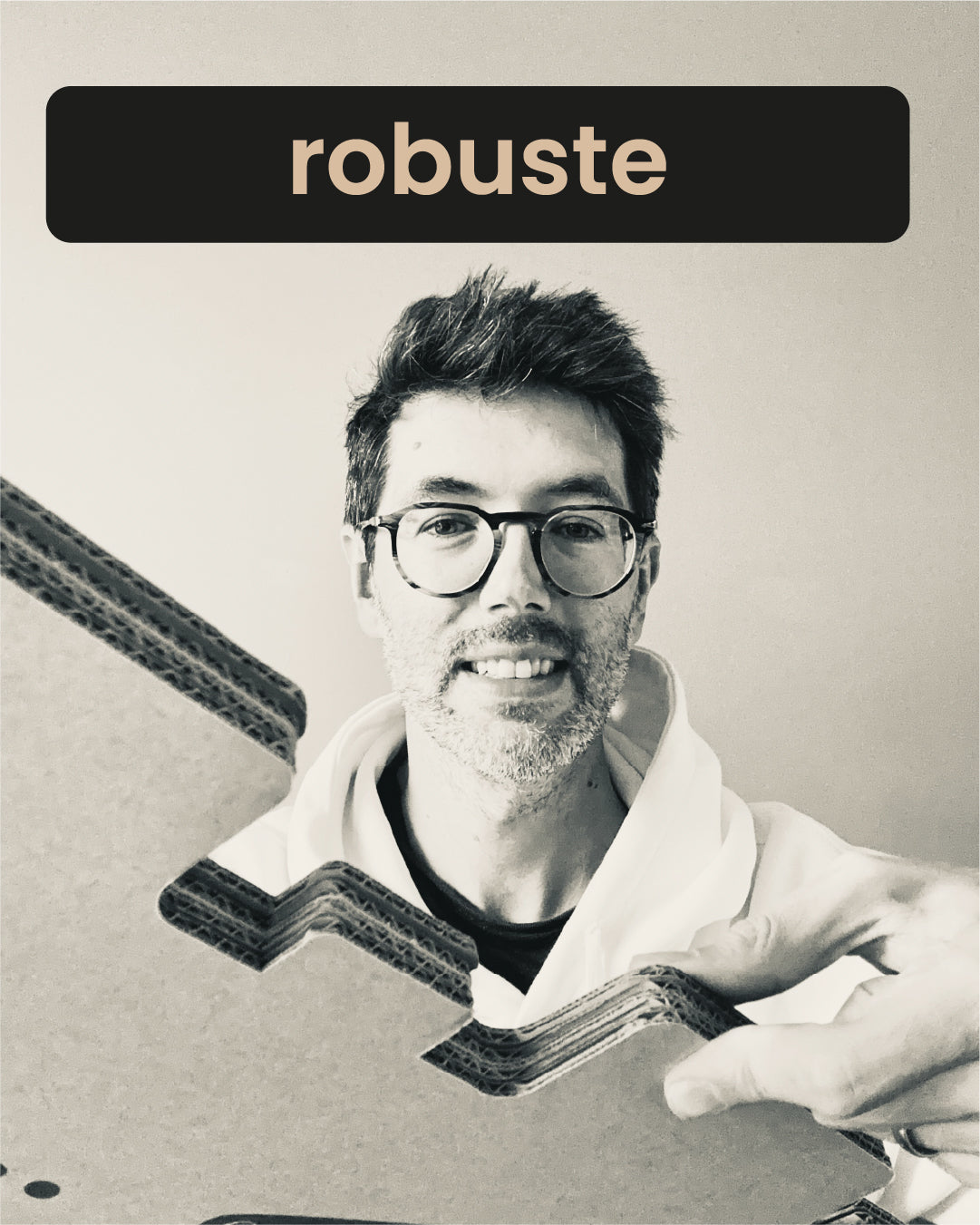Vidéo de Mickaël, créateur de cache-toi, expliquant face caméra la robustesse de la cabane en carton double épaisseur, suivie d'enfants jouant dessus pour prouver sa solidité.