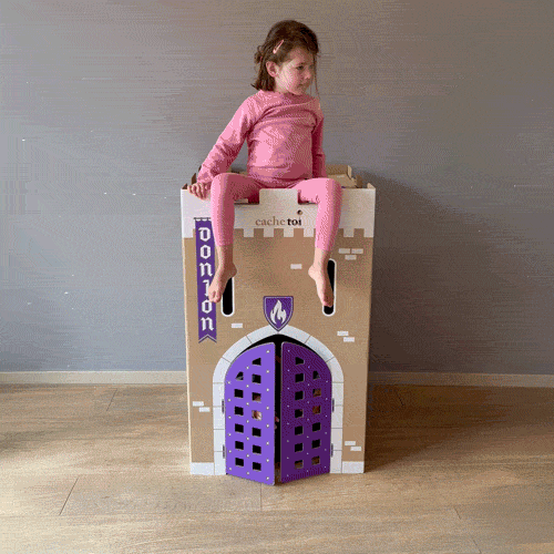 Une petite fille assise sur le toit et un garçon sortant par la porte de la cabane en carton pliable Donjon cache-toi, illustrant la résistance du château fort.